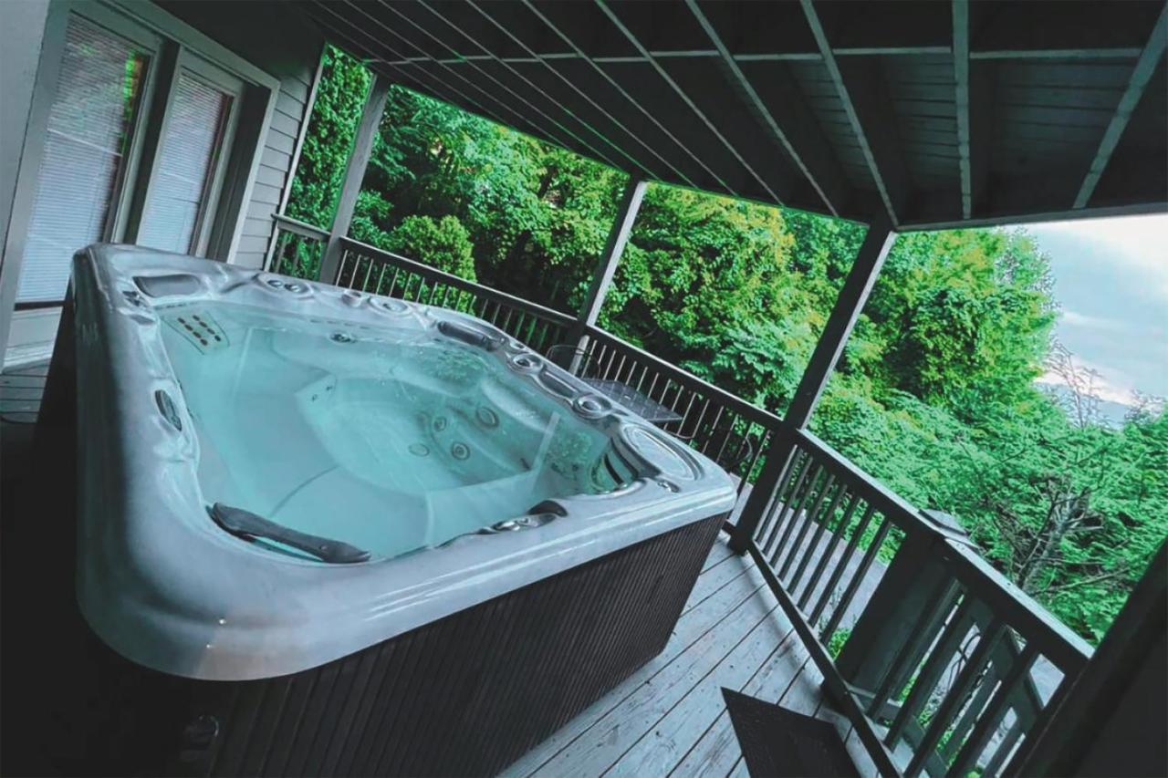 Tree Tops Retreat: Luxury Mountain Suites with Hot Tub and Bear Sightings Gatlinburg Exterior photo